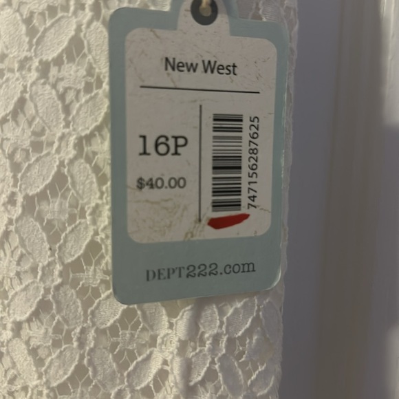 Cute white eyelet cotton shorts NWT - Picture 2 of 4